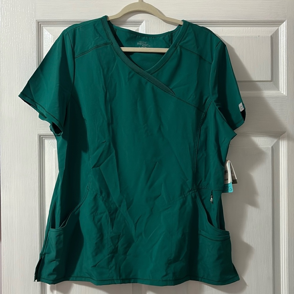 COPY - Women’s Cherokee Infinity scrub top. Size XL. Hunter green.